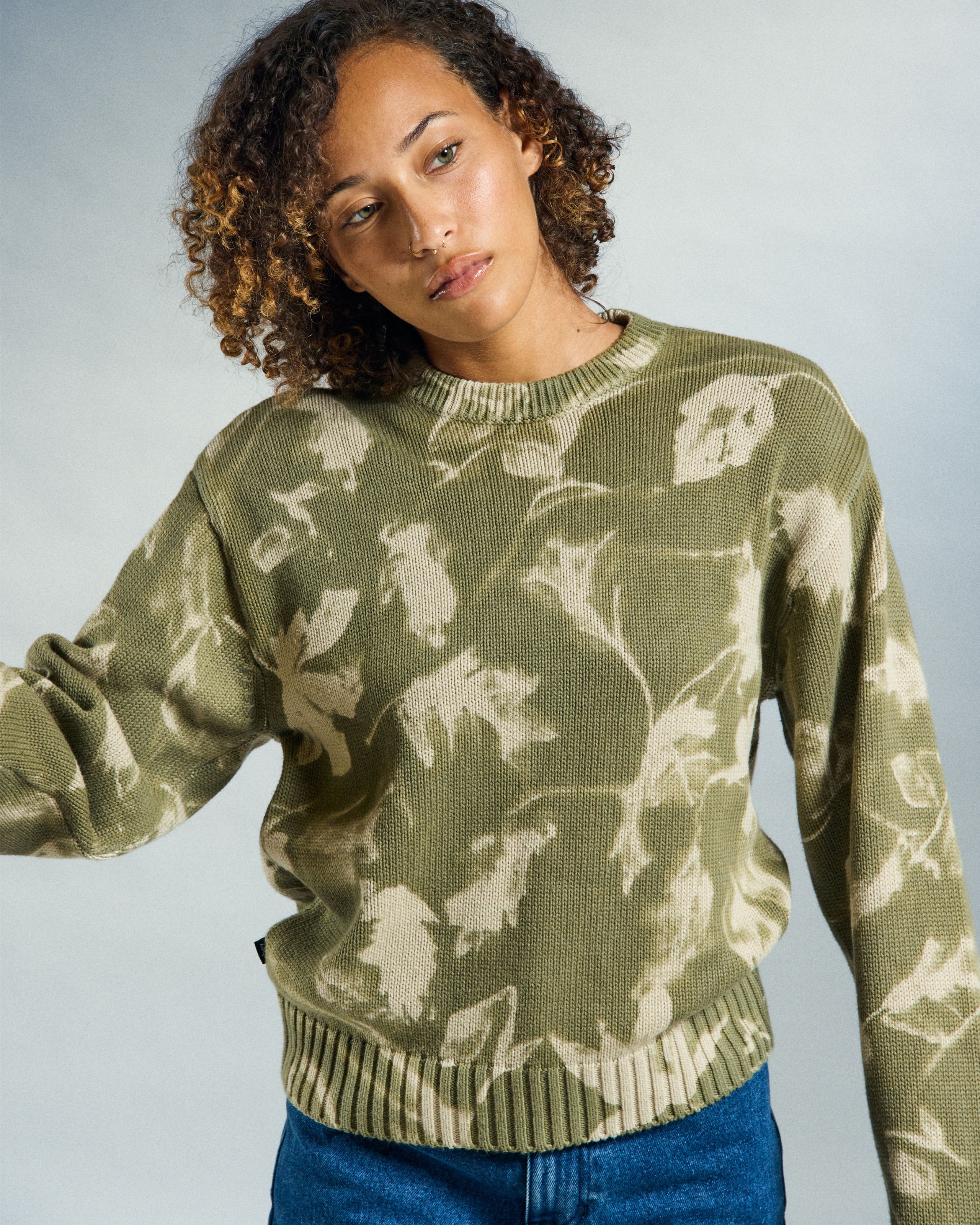 obey-leaves-crew-sweater-olive-multi (zoomed)