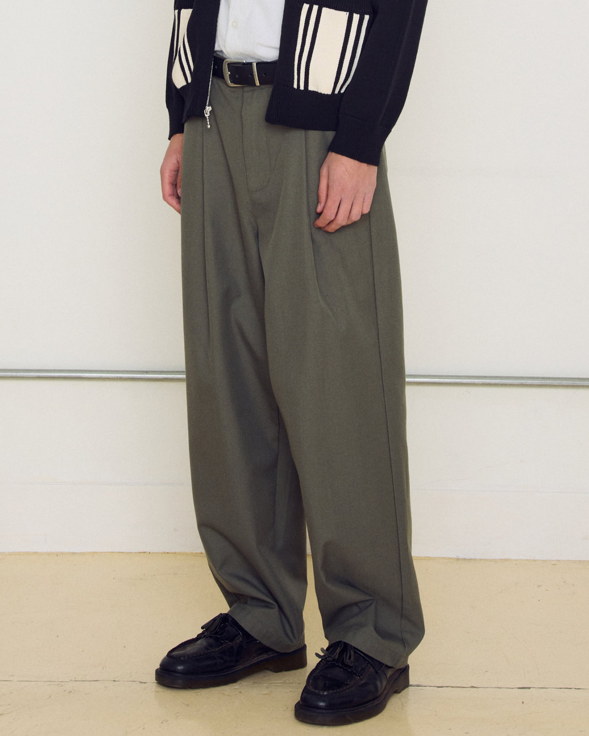obey-dean-pleated-pant-tea-leaf